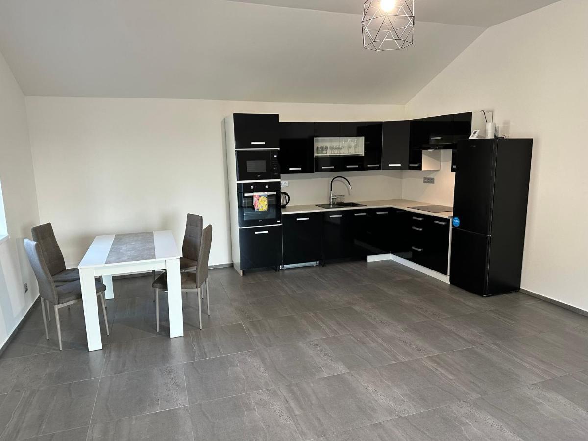 Apartman Byt 75M2 Klid Priroda Pro Rodinu プラハ エクステリア 写真