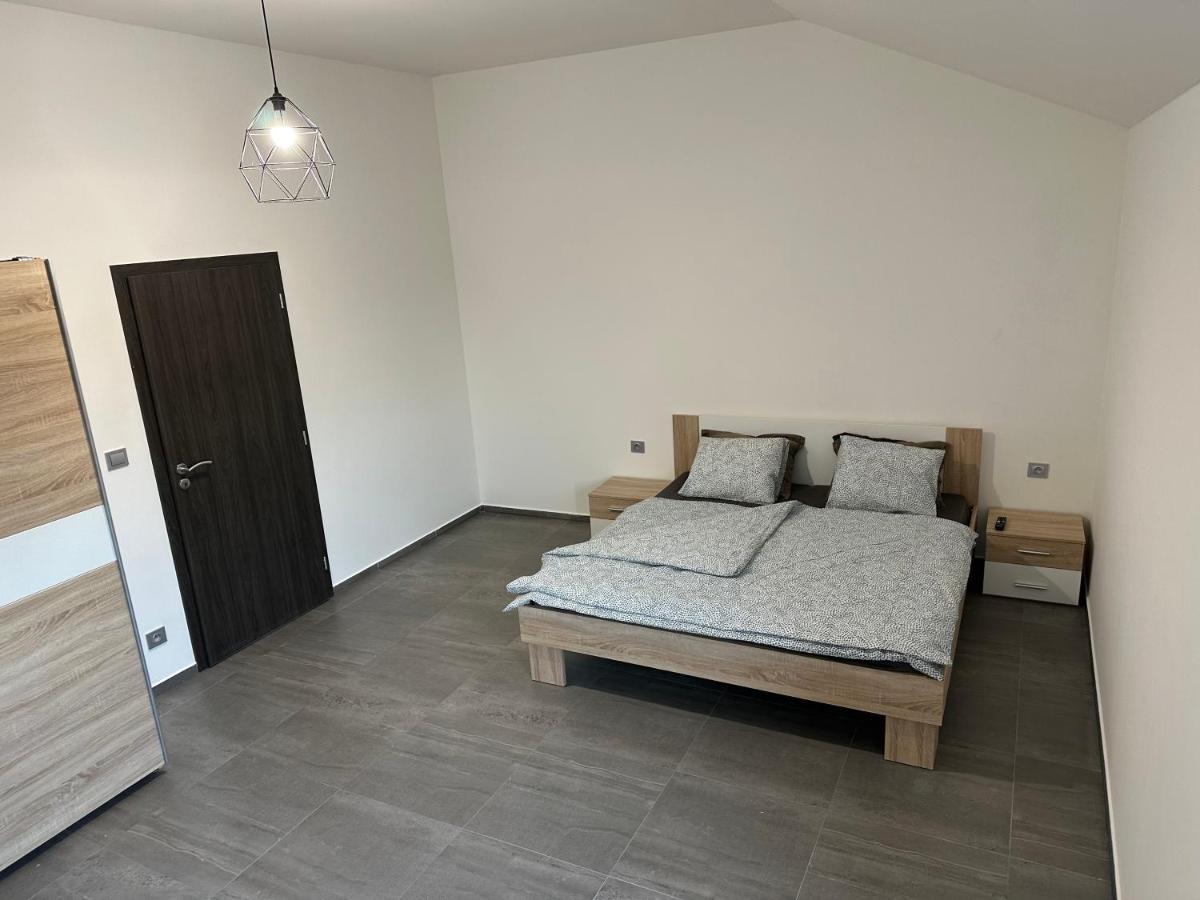Apartman Byt 75M2 Klid Priroda Pro Rodinu プラハ エクステリア 写真